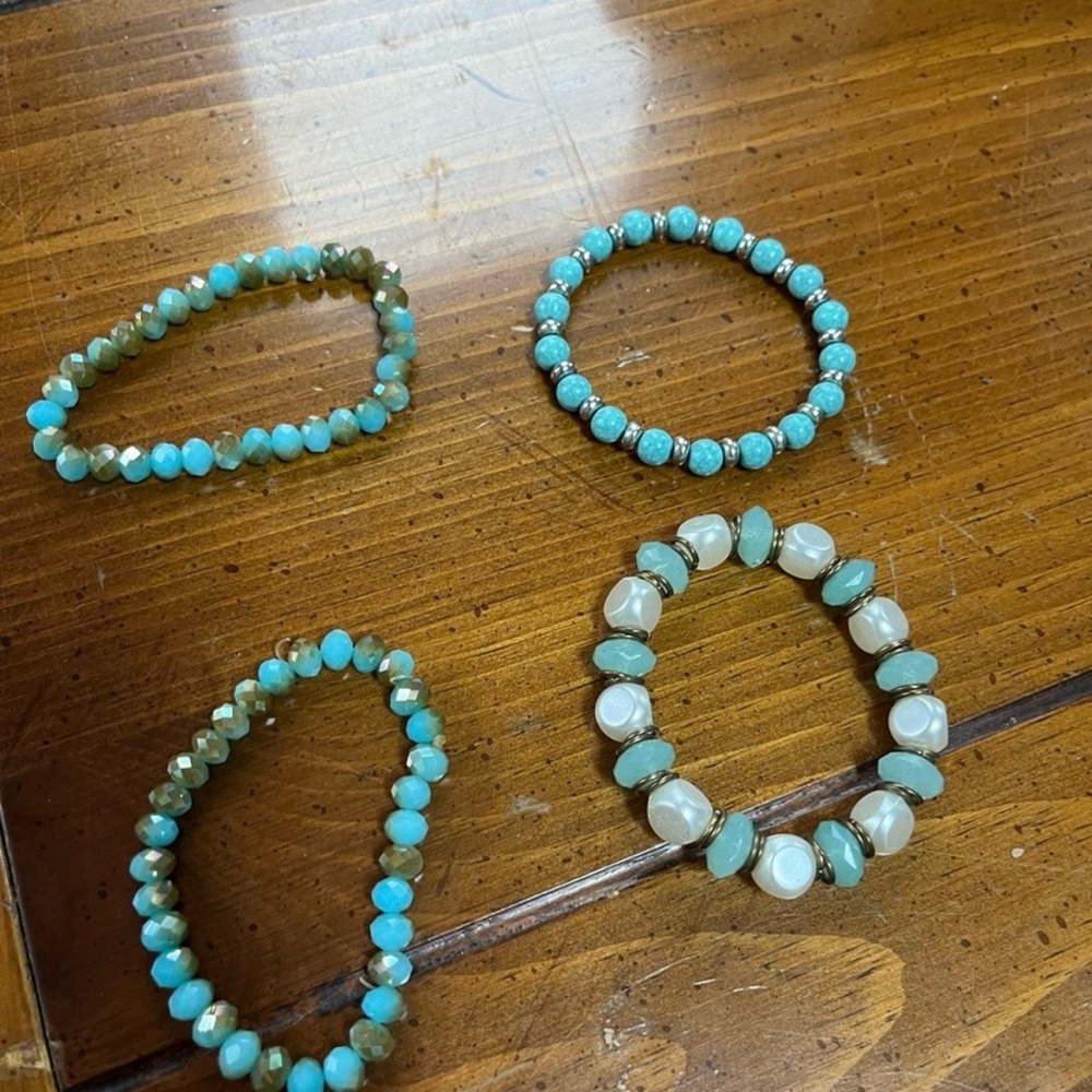 Set of 4 Turquoise & Pearl Beaded Stretch Bracelets - Excellent Condition